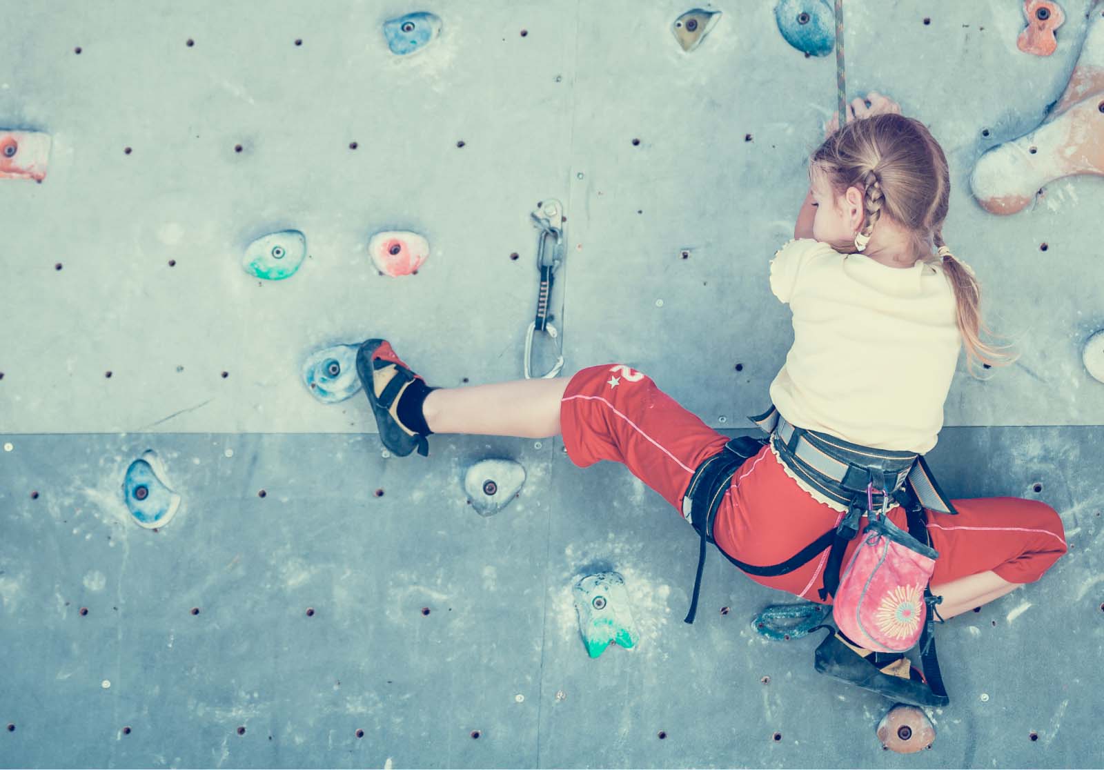 Mädchen an Boulderwand DRK Bergwacht Jugend Boulderwand Mädchen DRK Bergwacht Jugend